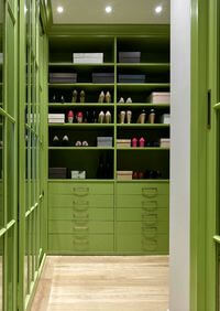 Г-образная гардеробная комната в зеленом цвете Киселёвск
