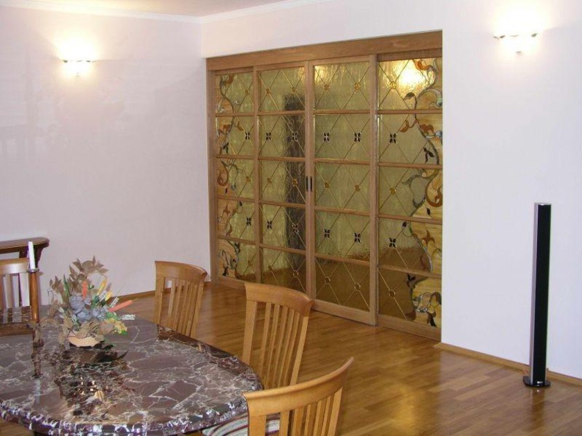 Перегородка для гостиной с цветным стеклом и декоративными вставками Киселёвск