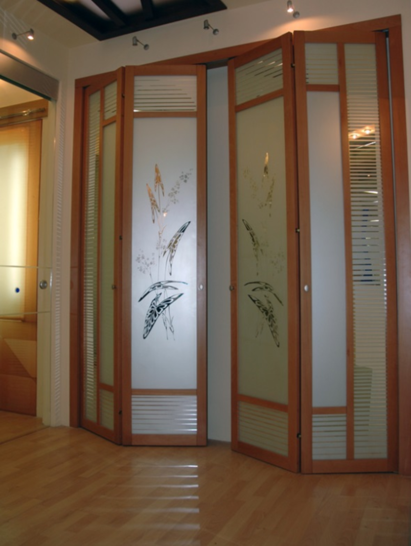 Широкие двери гармошка с матовым стеклом и рисунком Киселёвск