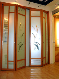 Двери гармошка с матовым рисунком цветок Киселёвск